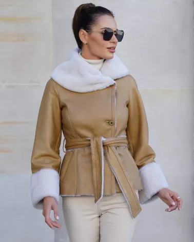 Sale | Beige short sheepskin coat with a collar