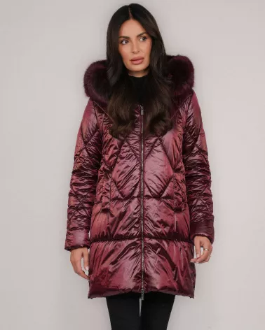 Burgunderrote Daunenjacke mit Kapuze