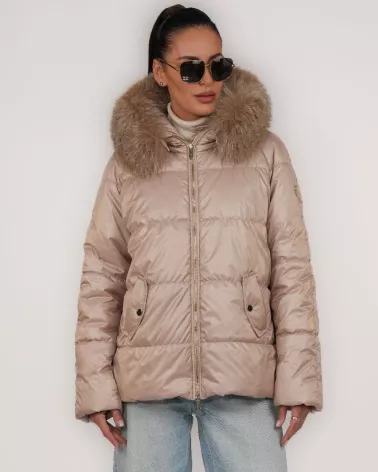 Daunenjacke mit Kapuze in Kamelfarbe