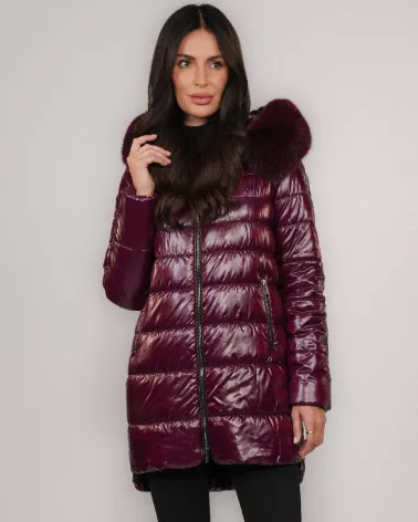 Burgunderrote Daunenjacke mit Kapuze