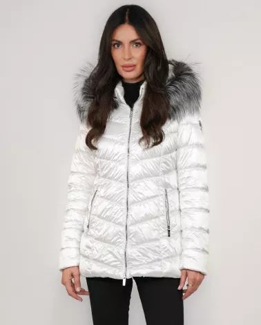 Weiße Daunenjacke mit Kapuze