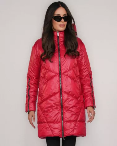 Rote Daunenjacke mit Kapuze