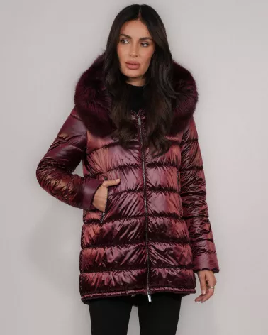 Burgunderrote Daunenjacke mit Kapuze