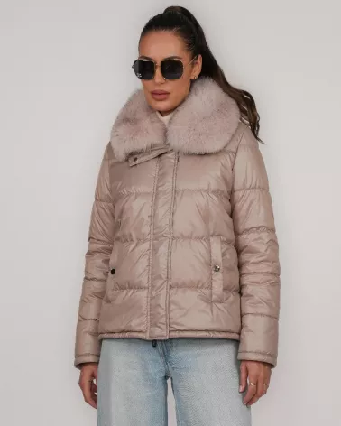 Beżowa kurtka puchowa z futrzanym kołnierzem