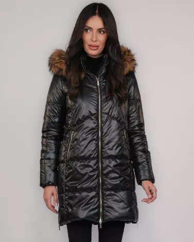 Czarna kurtka puchowa z kapturem