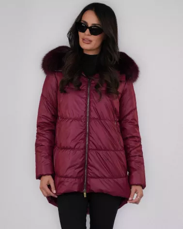 Burgunderfarbene Daunenjacke mit Kapuze