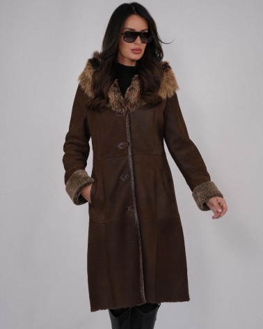 Brauner Schaffellmantel mit Kapuze