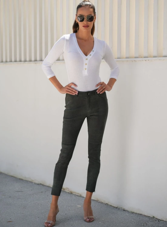 spodnie-skorzane-typu-slim-w-kolorze-khaki