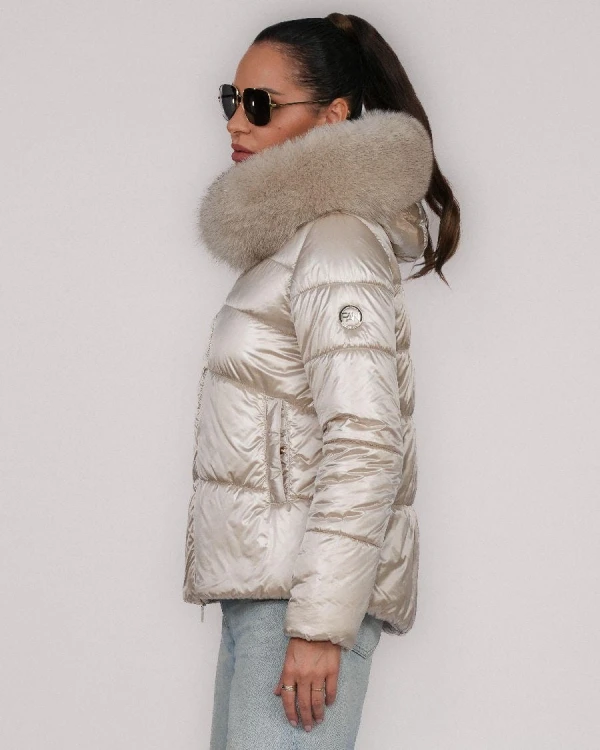 kurtka-puchowa-z-kapturem-w-kolorze-szampanskim