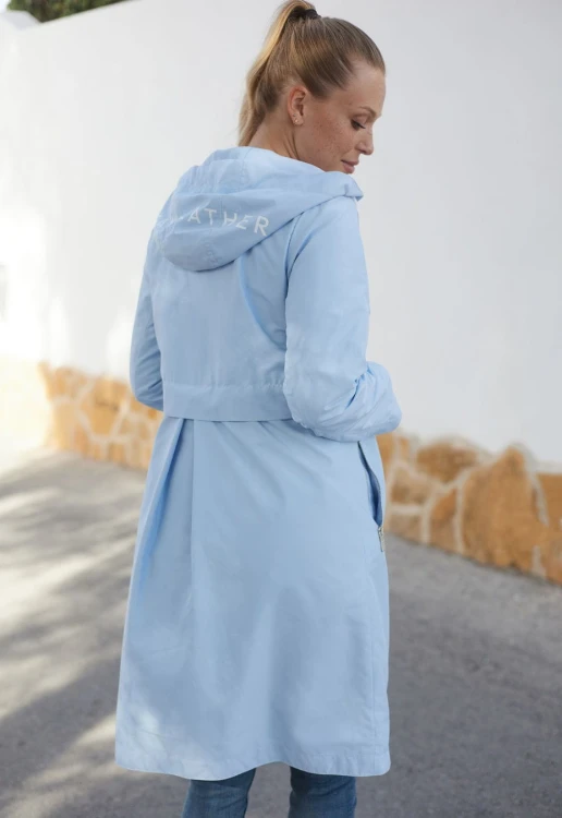 wodoodporna-niebieska-kurtka-typu-parka