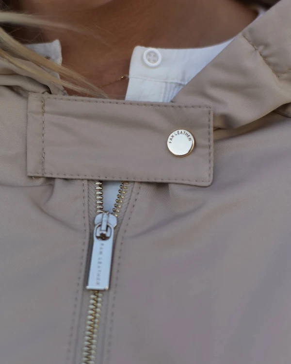 bezowa-wodoodporna-kurtka-typu-parka